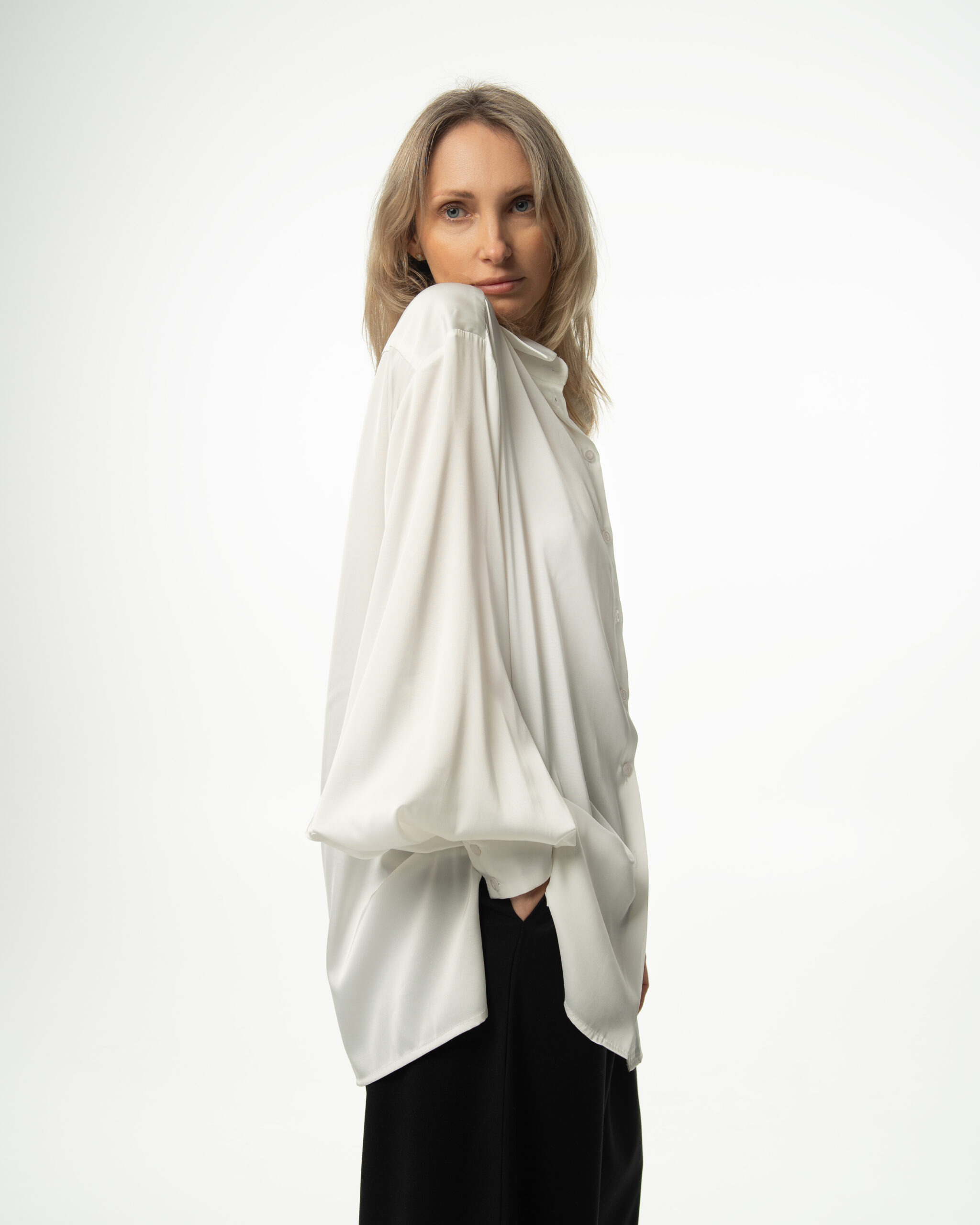 Biała koszula damska Eva Elizka – widok z boku