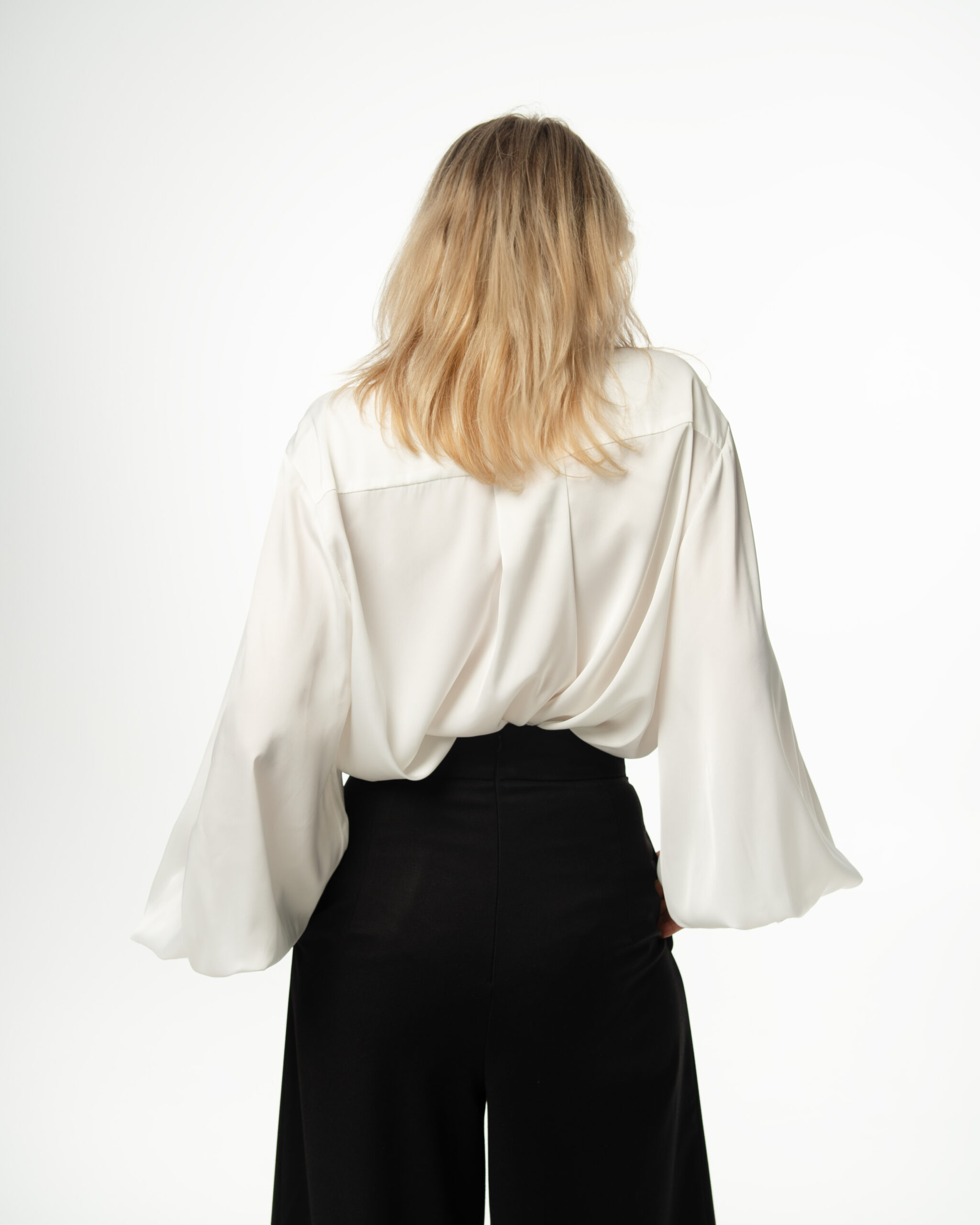 Biała koszula damska Eva Elizka – widok z tyłu