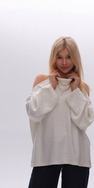 Sweter MAJA biały oversize z odkrytymi ramionami – przód