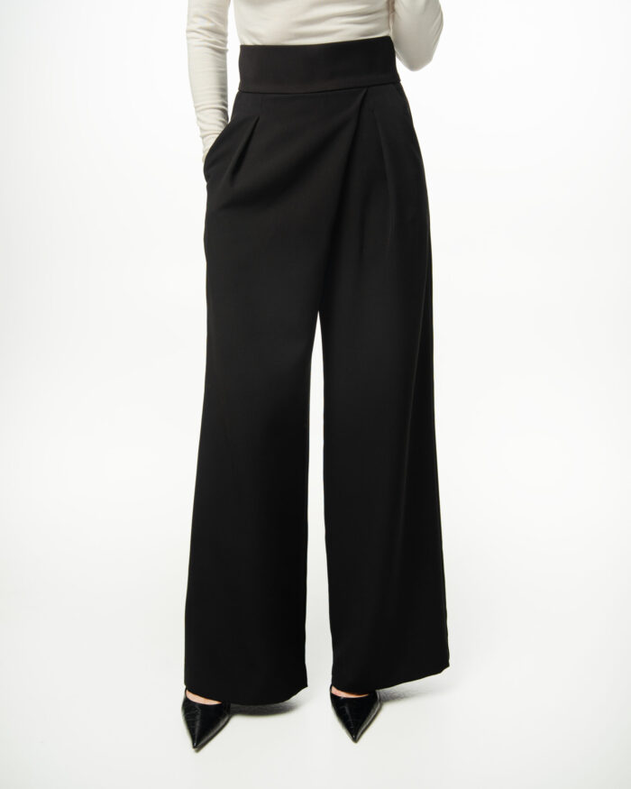 Czarne szerokie spodnie damskie Elizka z wysokim stanem i zakładkami, widok z przodu