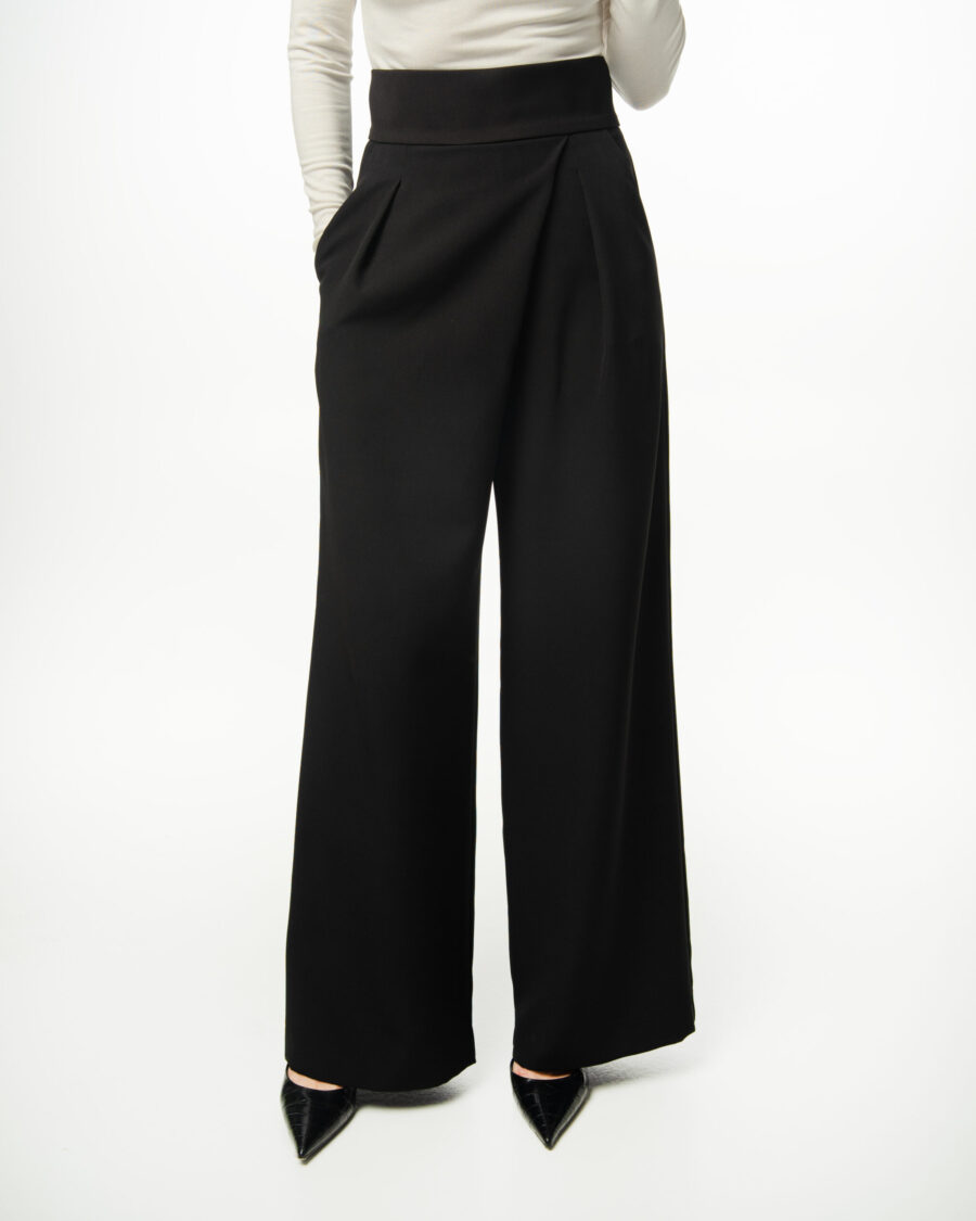 Czarne szerokie spodnie damskie Elizka z wysokim stanem i zakładkami, widok z przodu