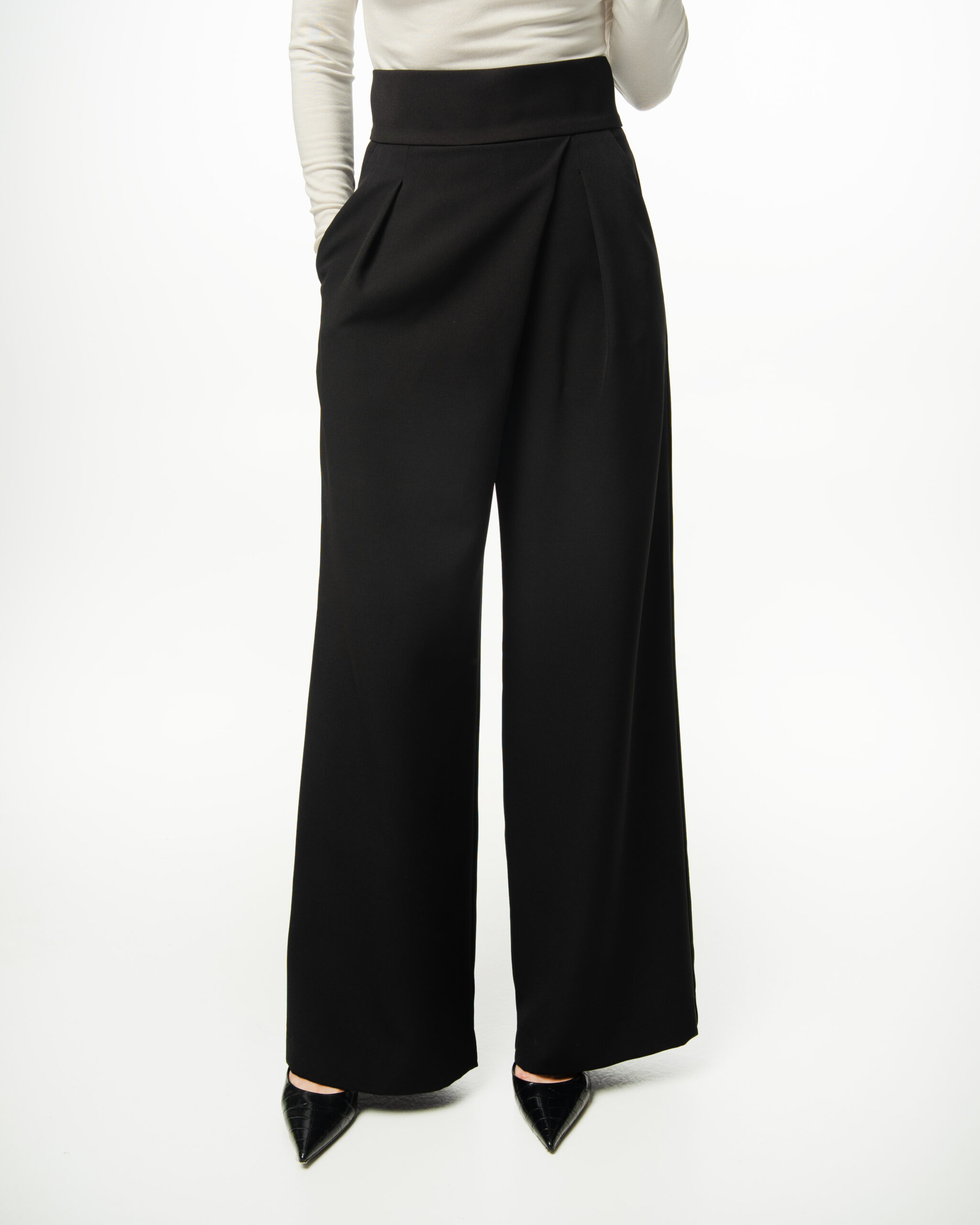 Czarne szerokie spodnie damskie Elizka z wysokim stanem i zakładkami, widok z przodu