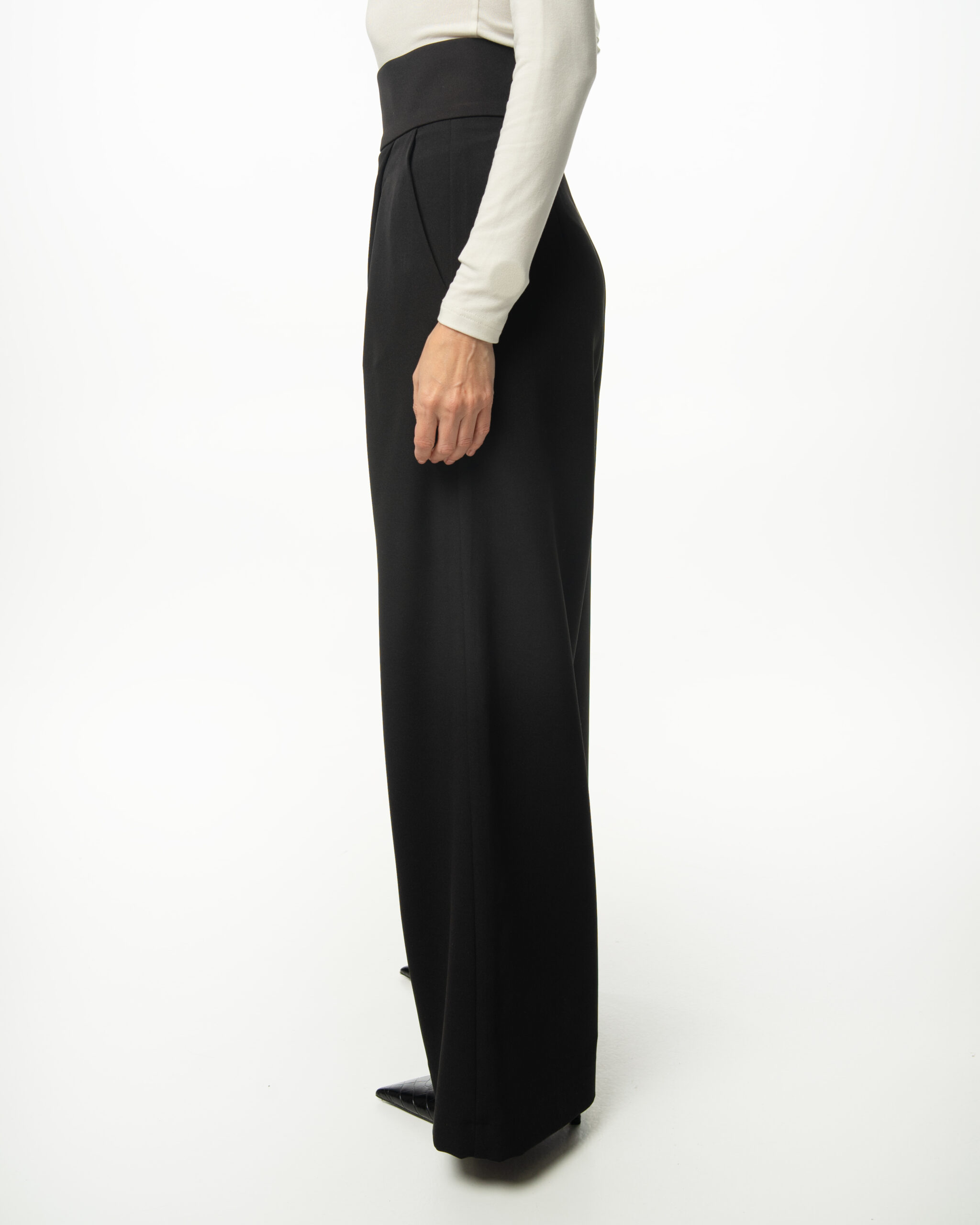 Czarne spodnie damskie Elizka z szeroką nogawką – widok z boku