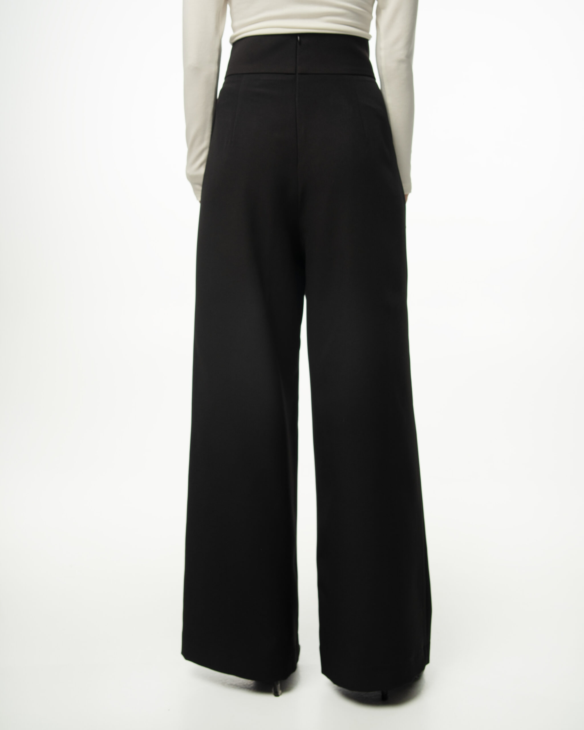 Czarne spodnie damskie Elizka z wysokim stanem – widok z tyłu