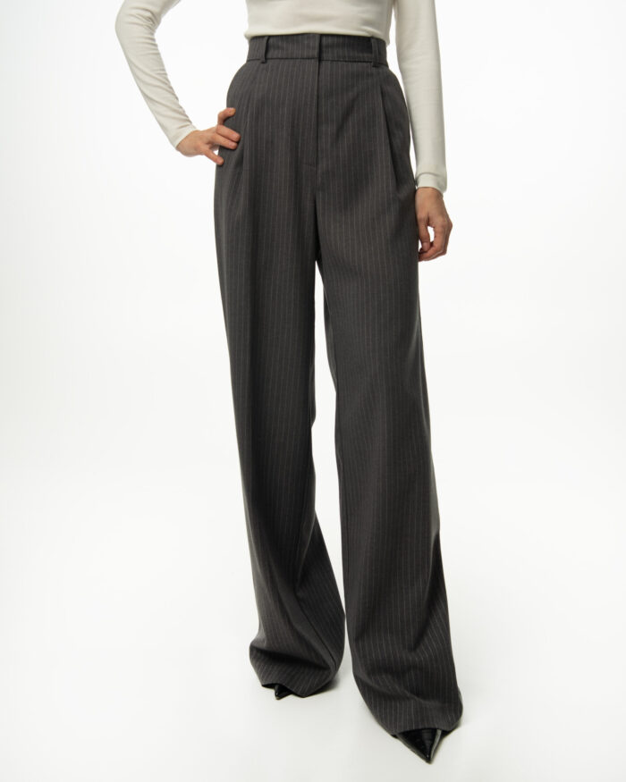 Szare spodnie damskie w prążek Elizka, wysoki stan, szeroka nogawka – widok z przodu