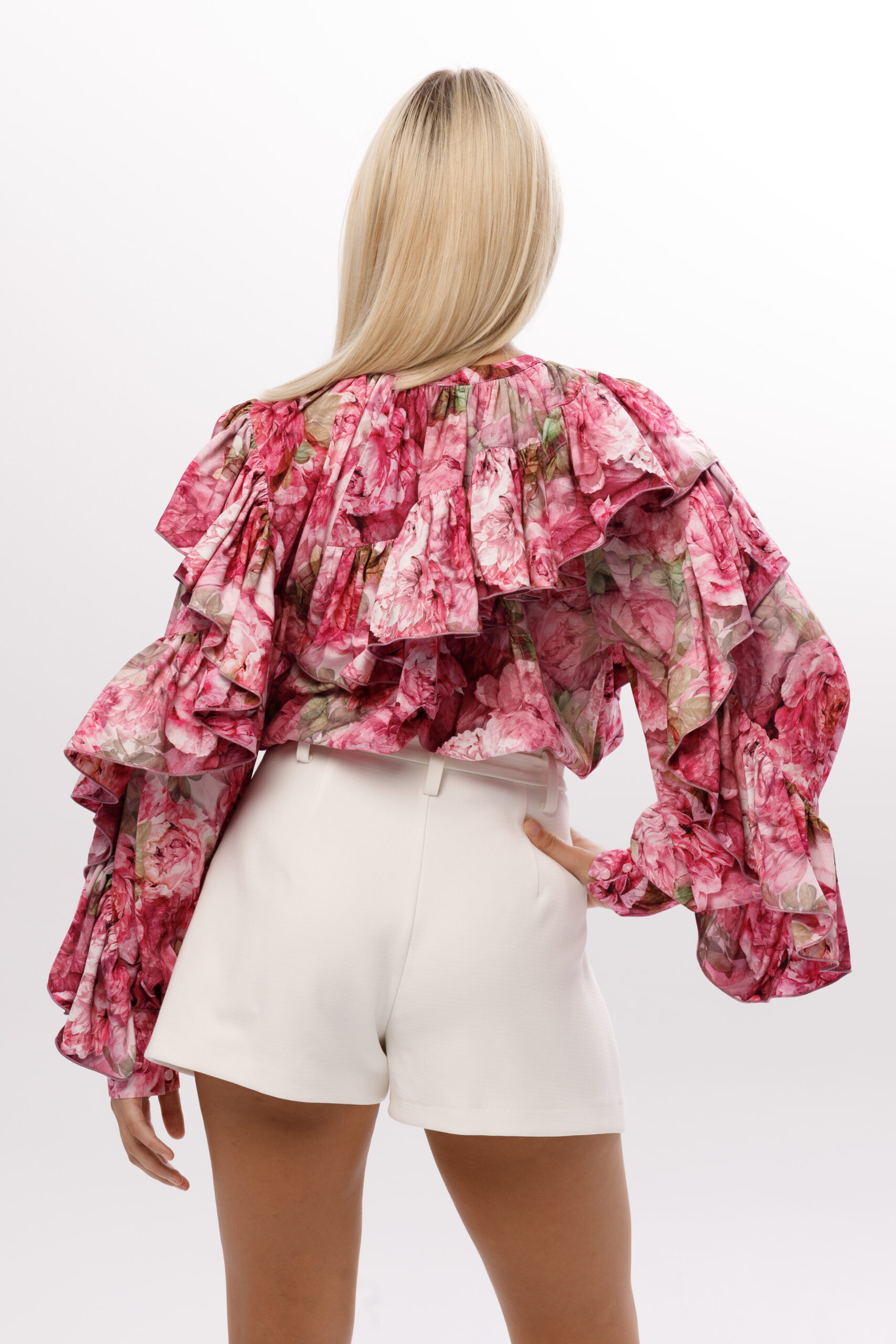 Bluzka „Piwoniowy Walc” z falbanami na ramionach i kwiatowym wzorem w odcieniach różu i zieleni