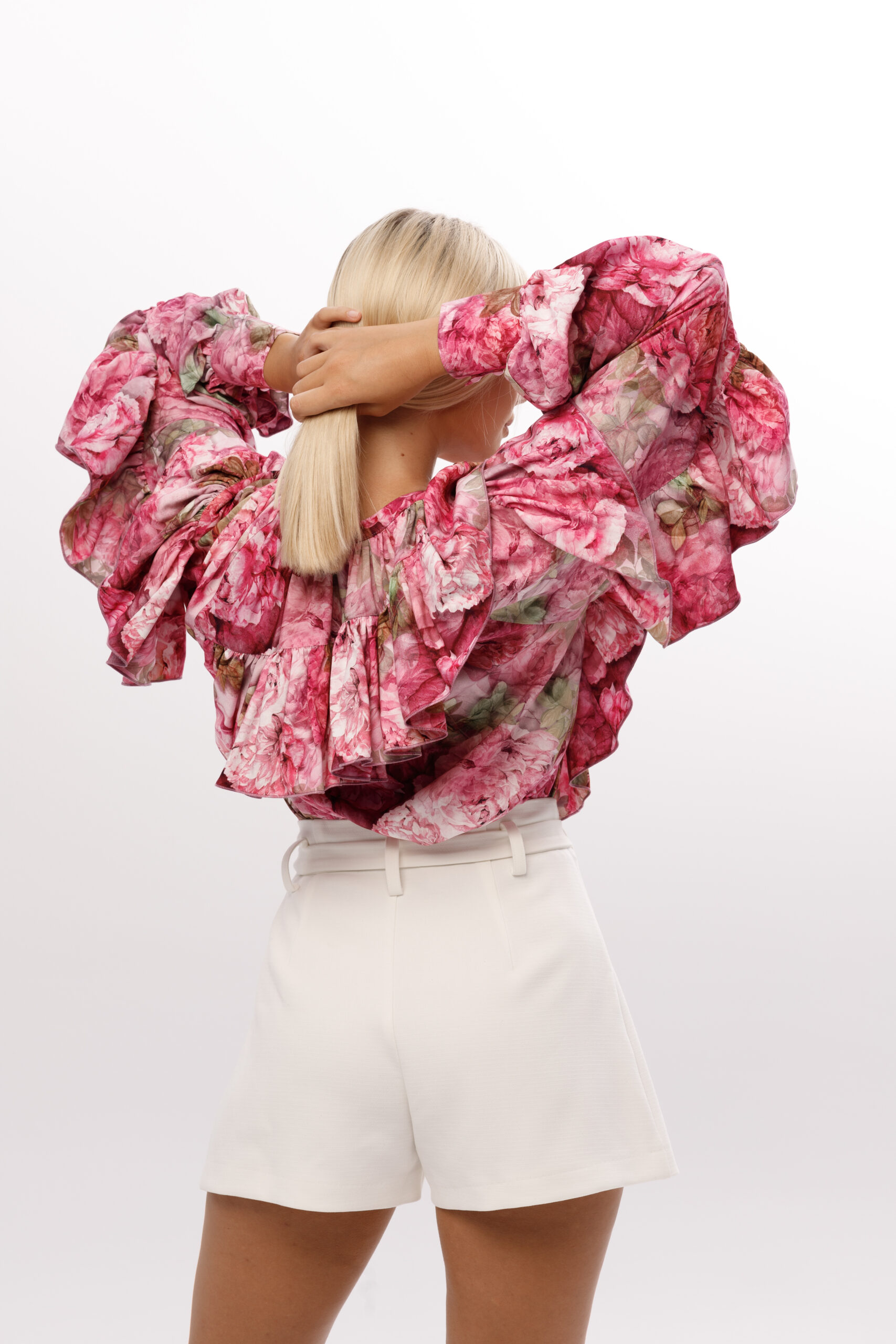 Bluzka „Piwoniowy Walc” z falbanami na ramionach i kwiatowym wzorem w odcieniach różu i zieleni
