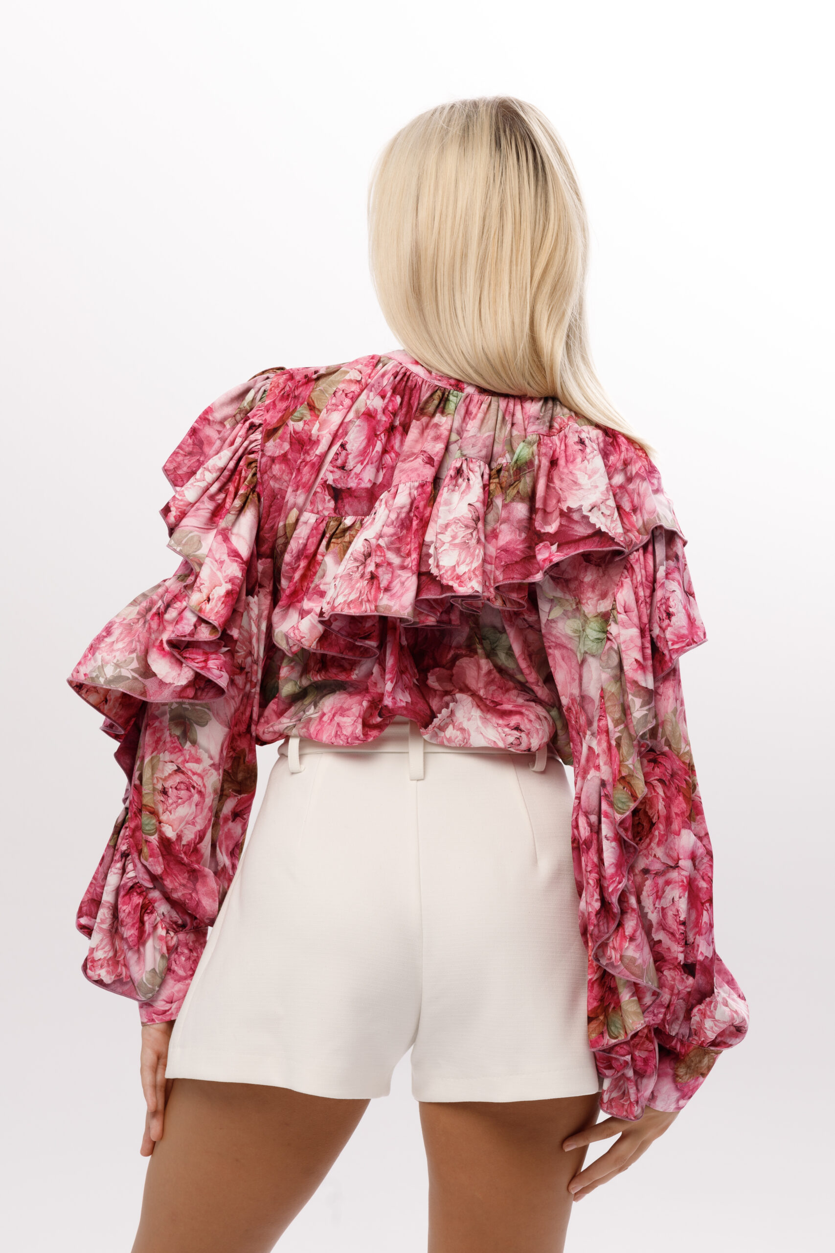 Bluzka „Piwoniowy Walc” z falbanami na ramionach i kwiatowym wzorem w odcieniach różu i zieleni