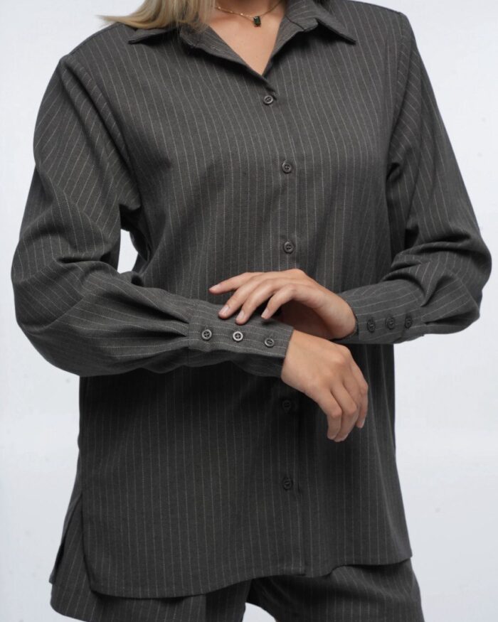 Koszula „Miejski Rytm” marki Elizka – damska koszula o luźnym kroju z długim rękawem i klasycznym kołnierzykiem