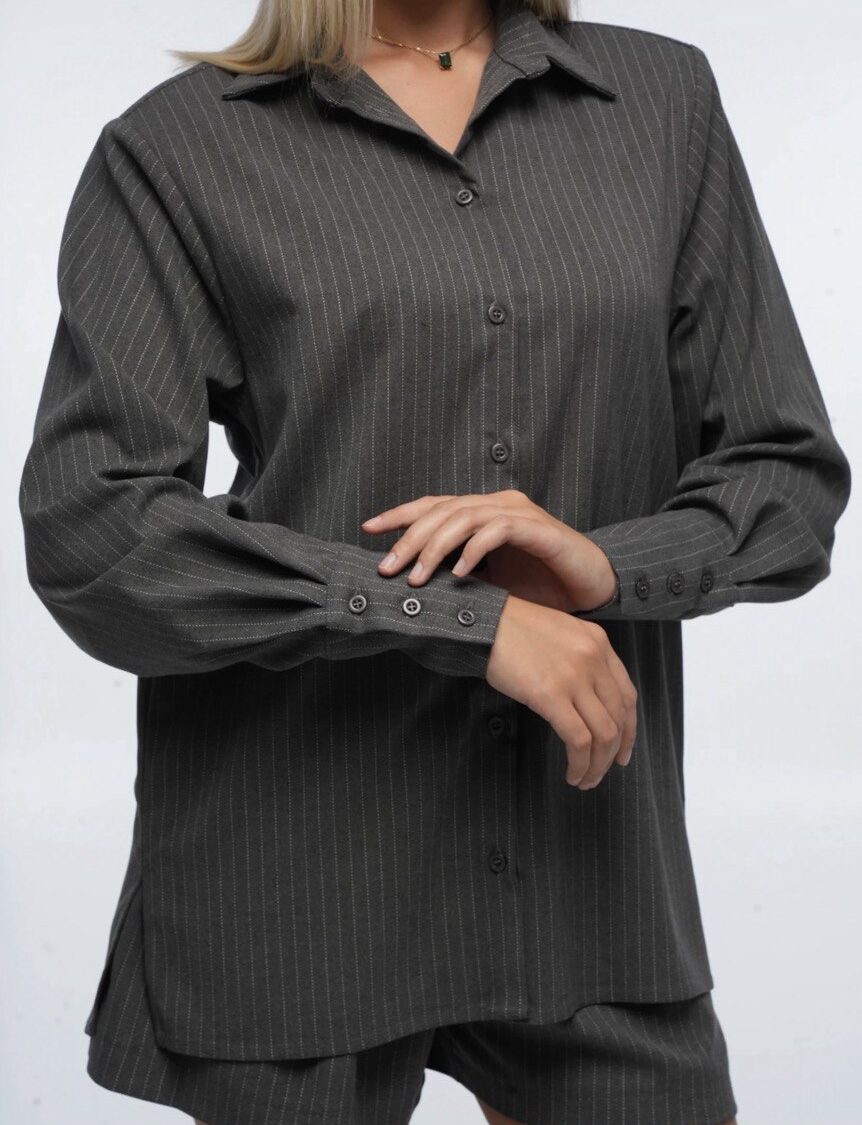 Koszula „Miejski Rytm” marki Elizka – damska koszula o luźnym kroju z długim rękawem i klasycznym kołnierzykiem