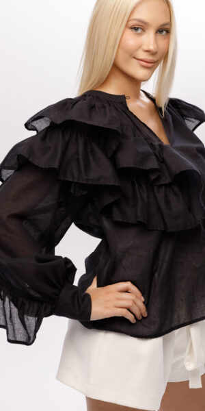 Bluzka „Aurora” z czarnej bawełny z falbanami i mankietami – elegancki fason marki Elizka