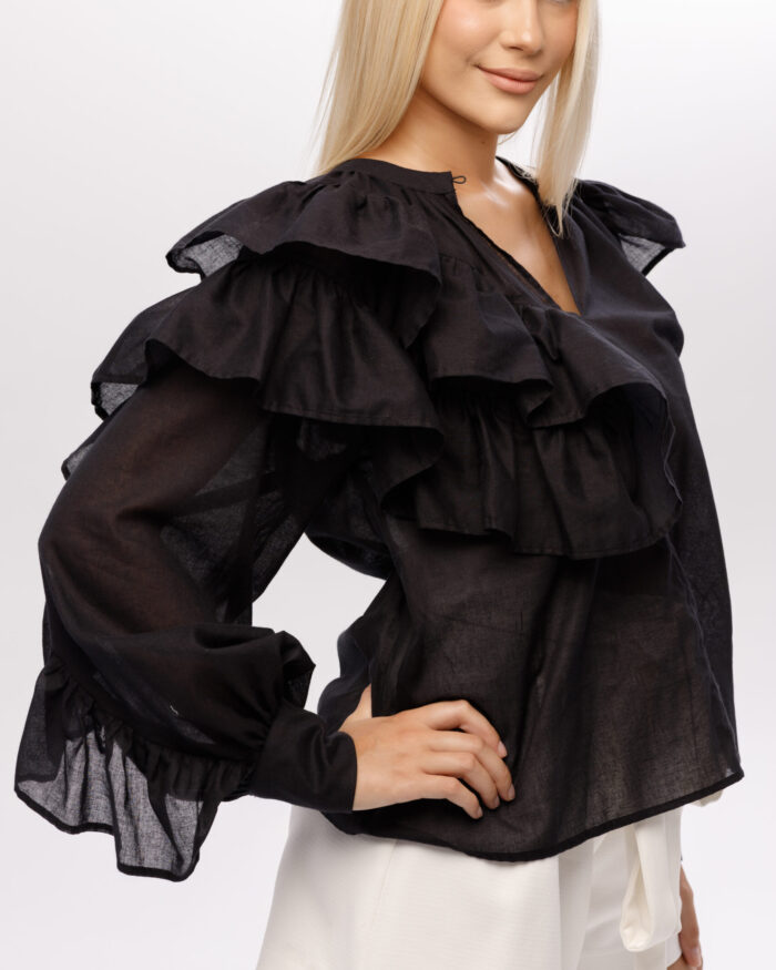 Bluzka „Aurora” z czarnej bawełny z falbanami i mankietami – elegancki fason marki Elizka
