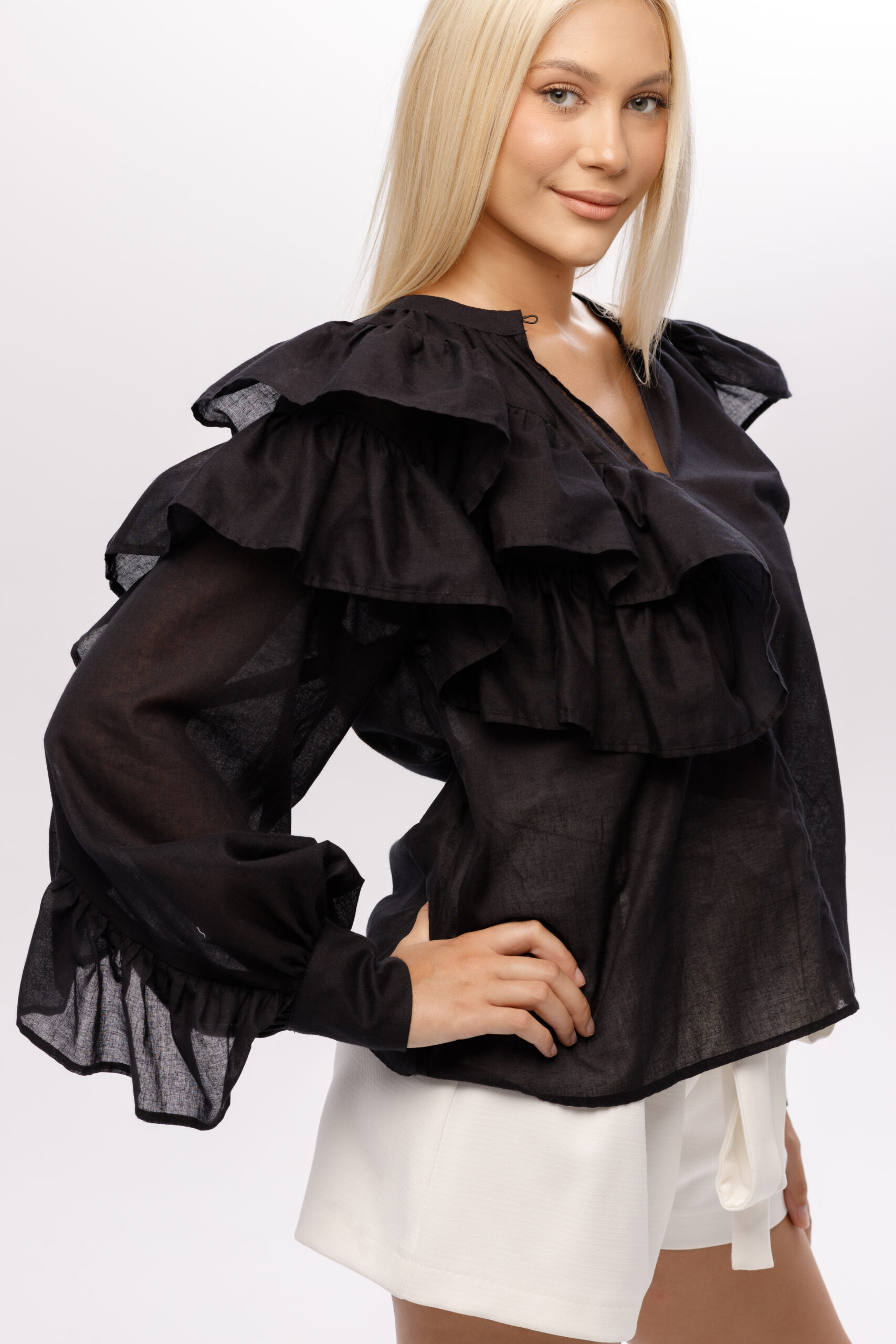 Bluzka „Aurora” z czarnej bawełny z falbanami i mankietami – elegancki fason marki Elizka