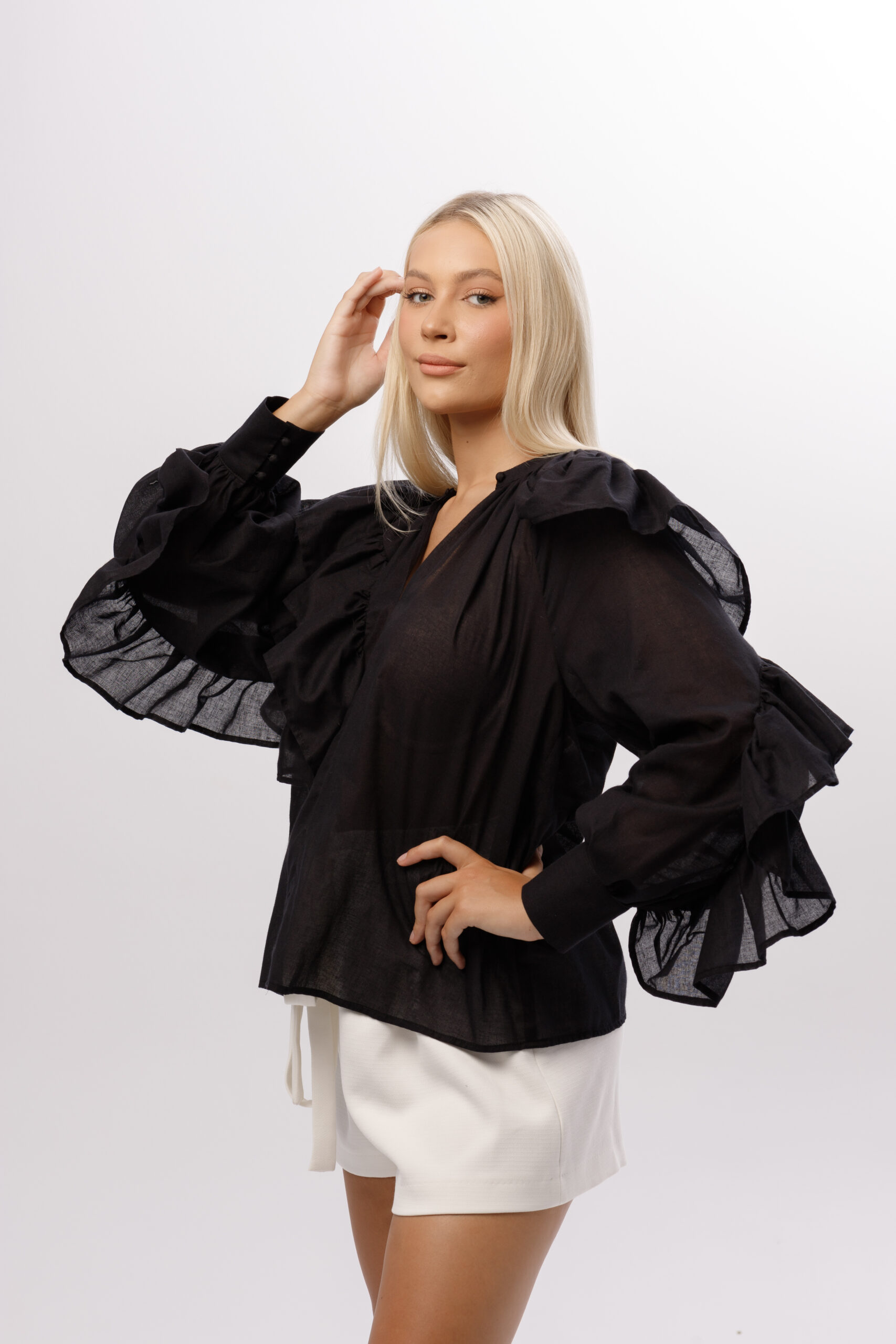 Bluzka „Aurora” z czarnej bawełny z falbanami – stylowy fason marki Elizka