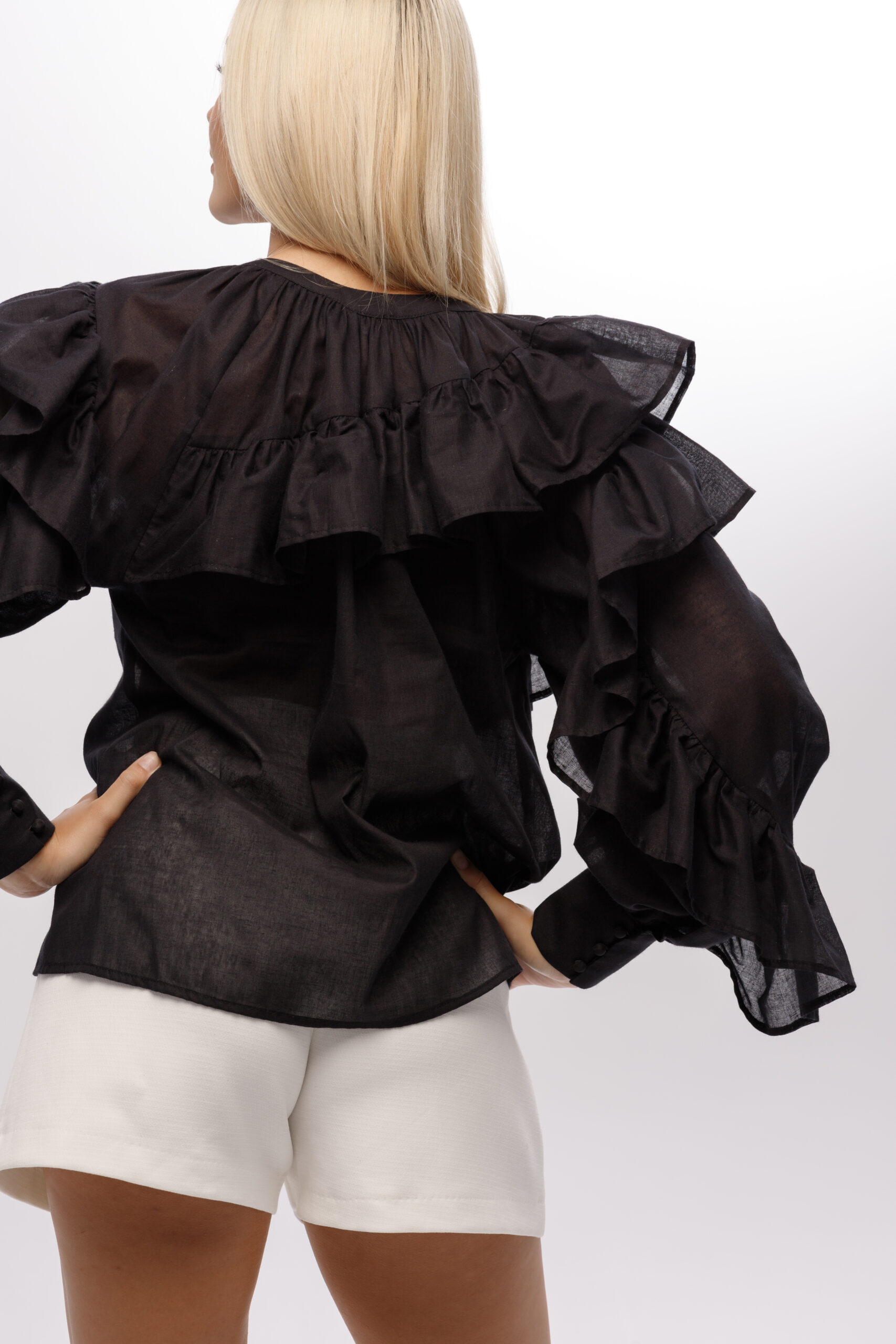 Bluzka „Aurora” – widok z tyłu, czarna bawełna z falbanami