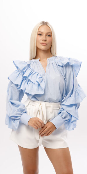 Bluzka „Celeste” w odcieniu błękitu z falbanami i dekoltem na guziki – kobiecy fason marki Elizka