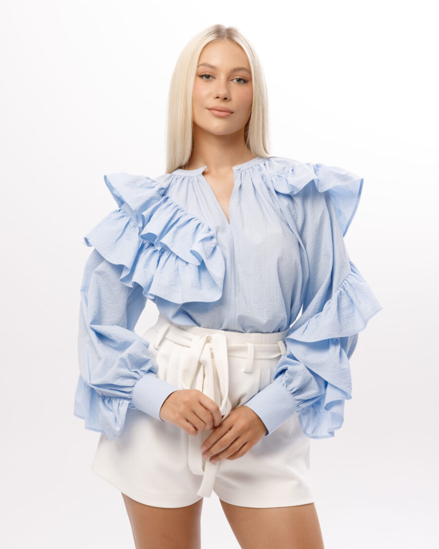 Bluzka „Celeste” w odcieniu błękitu z falbanami i dekoltem na guziki – kobiecy fason marki Elizka