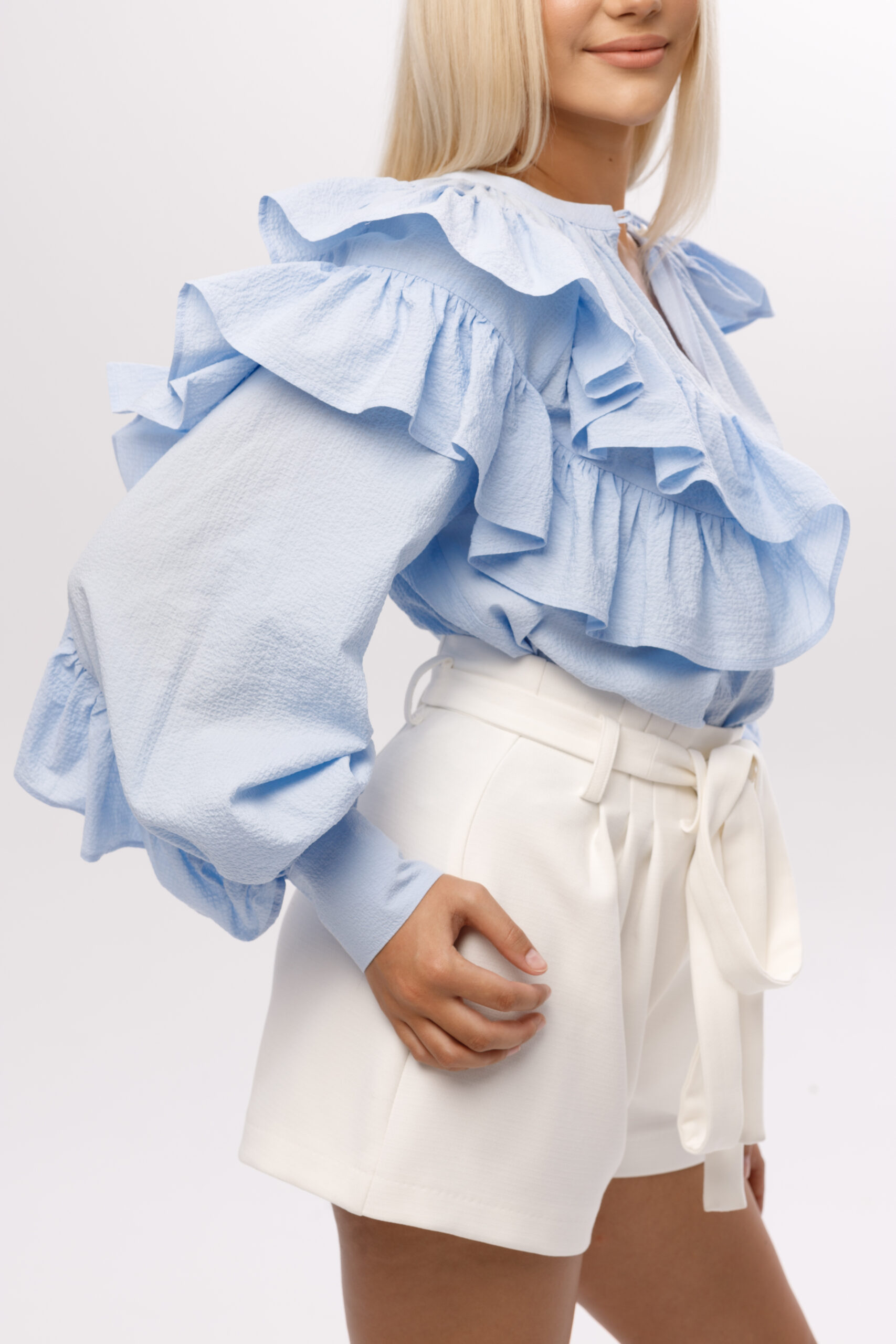 Bluzka „Celeste” w odcieniu błękitu z falbanami na ramionach i plecach – kobiecy fason marki Elizka
