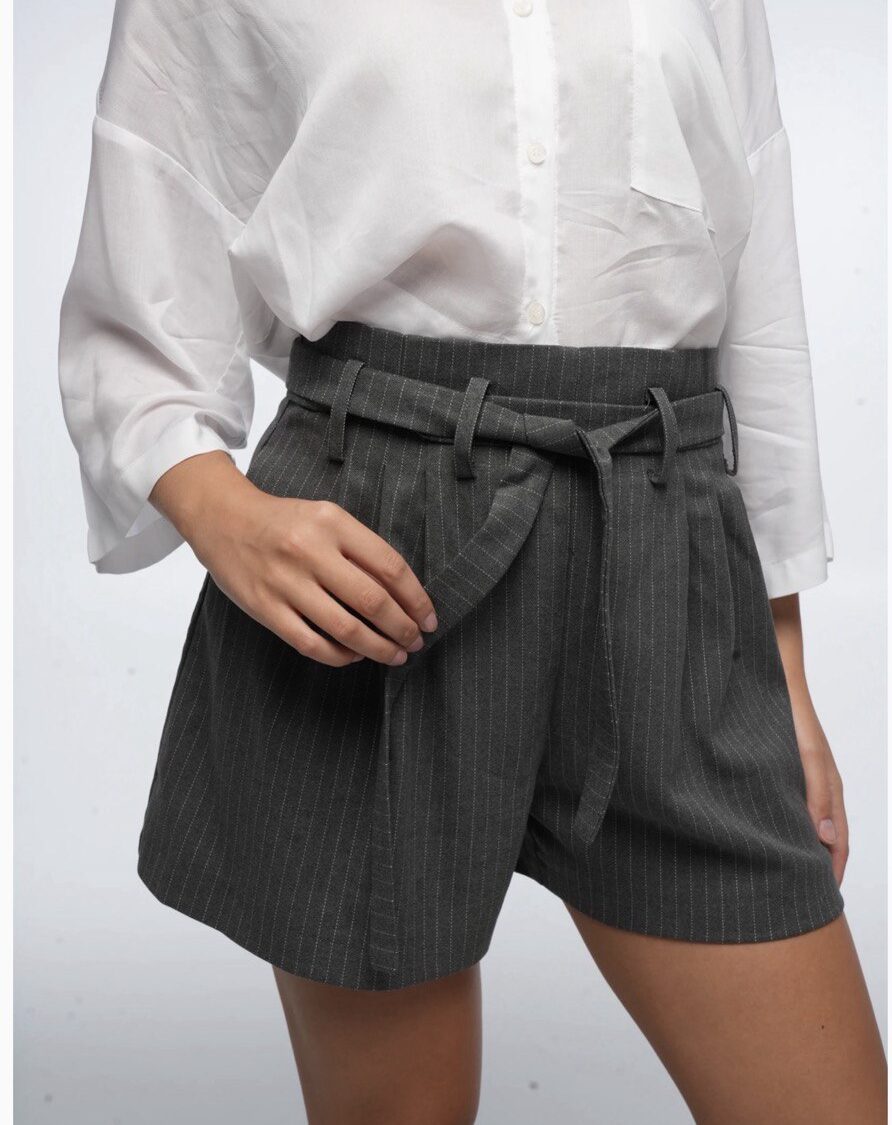 Szorty damskie Grace w kolorze grafitowym w cienki pasek, wysoki stan, pasek w talii – Elizka