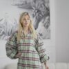 Koszula „Miękki akcent” – kobieca koszula oversize w pastelową kratę, przód