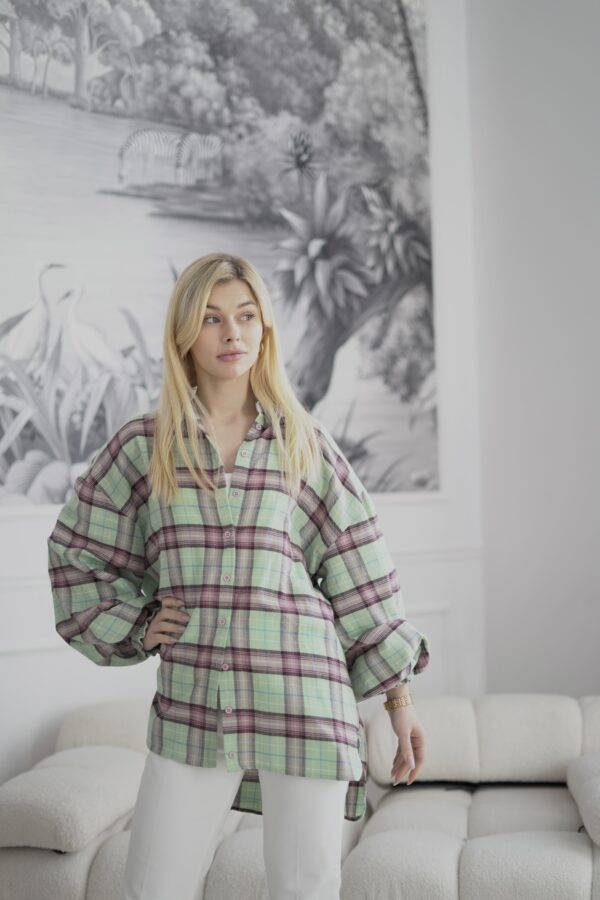 Koszula „Miękki akcent” – kobieca koszula oversize w pastelową kratę, przód