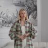 Koszula „Miękki akcent” – kobieca koszula oversize z guzikami, przód