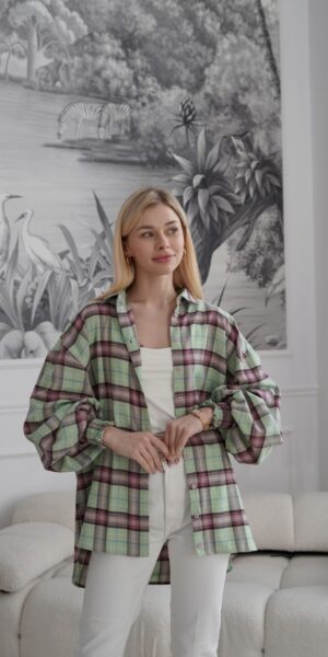 Koszula „Miękki akcent” – kobieca koszula oversize z guzikami, przód