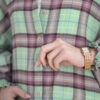 Koszula „Miękki akcent” – zapięcie na guziki, detal przodu