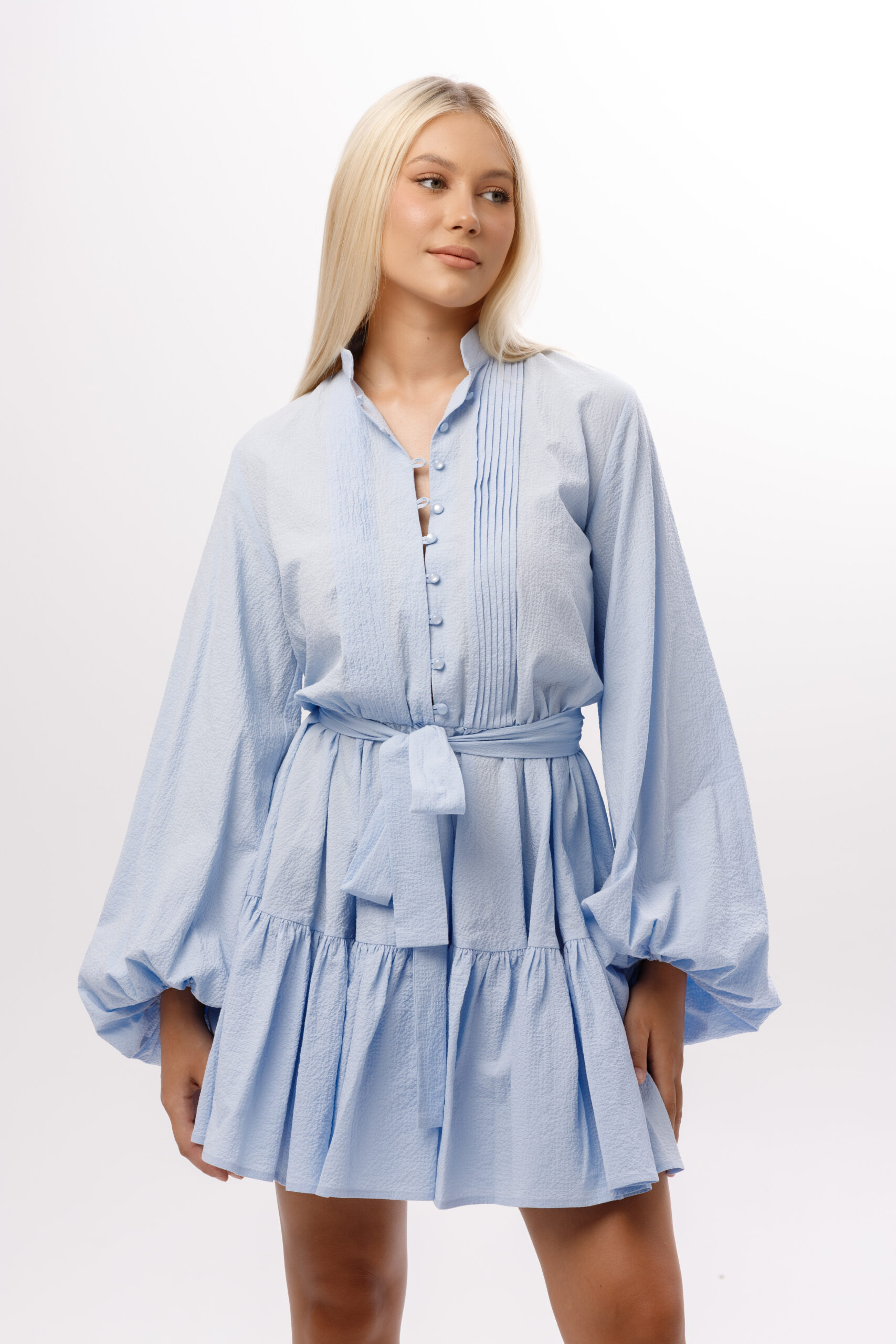 Sukienka „Błękitne Marzenie” w odcieniu jasnego błękitu z paskiem i falbaną