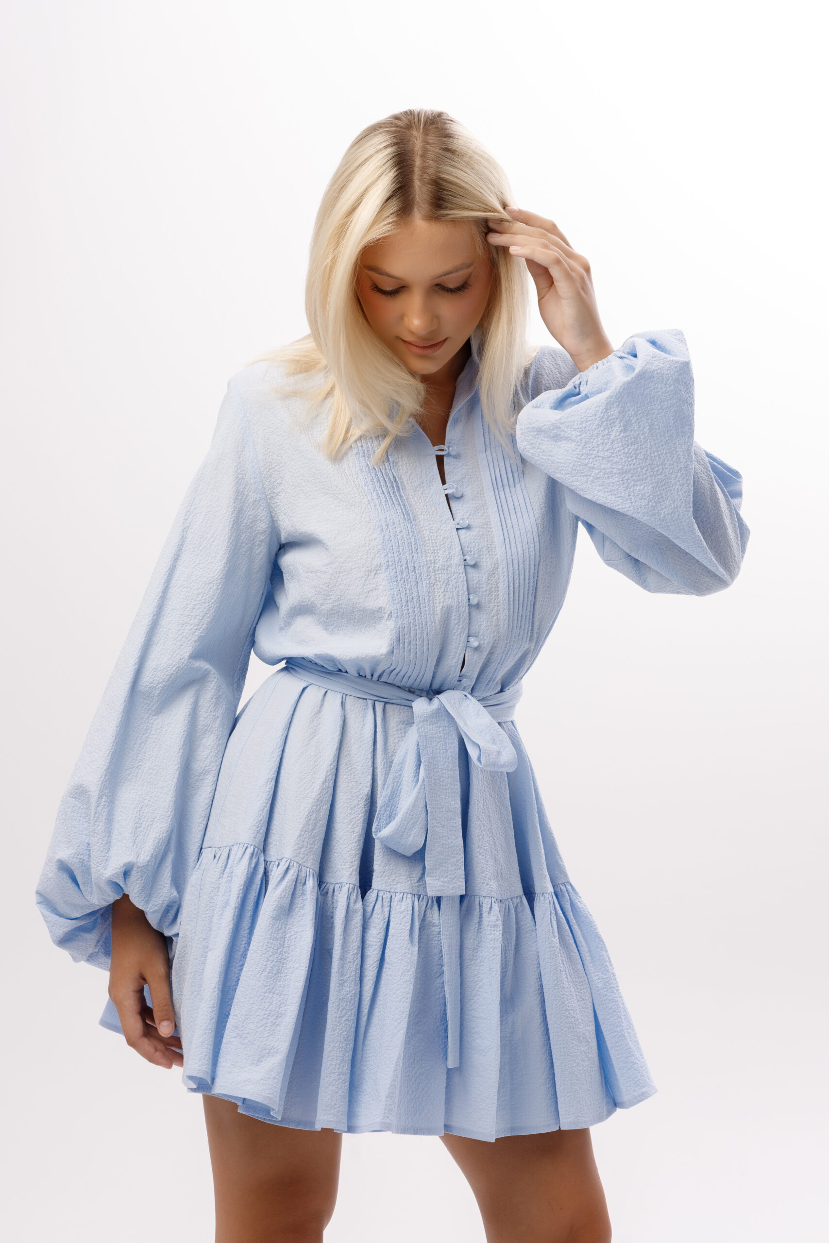 Sukienka „Błękitne Marzenie” w odcieniu jasnego błękitu z paskiem i falbaną