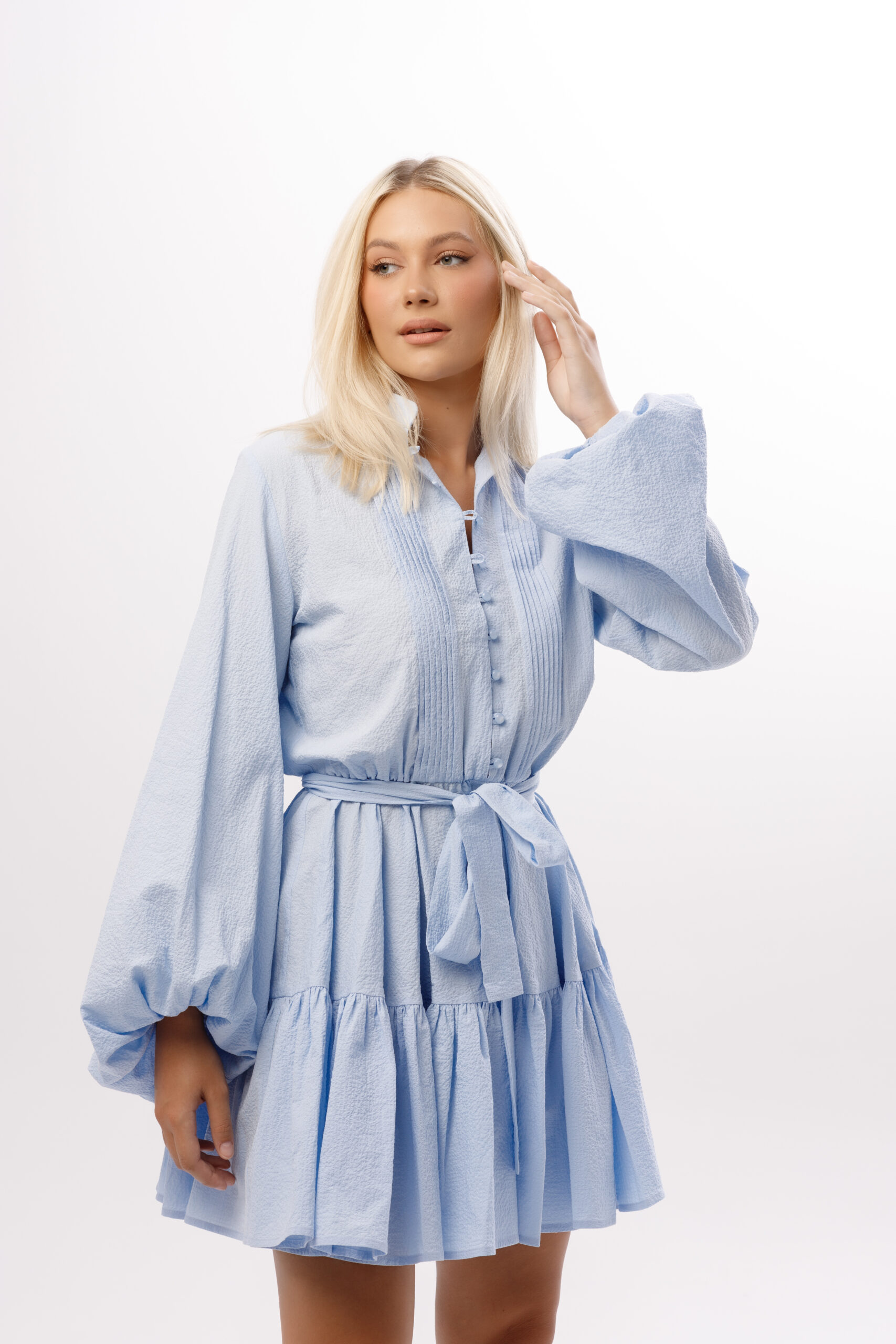 Sukienka „Błękitne Marzenie” w odcieniu jasnego błękitu z paskiem i falbaną.