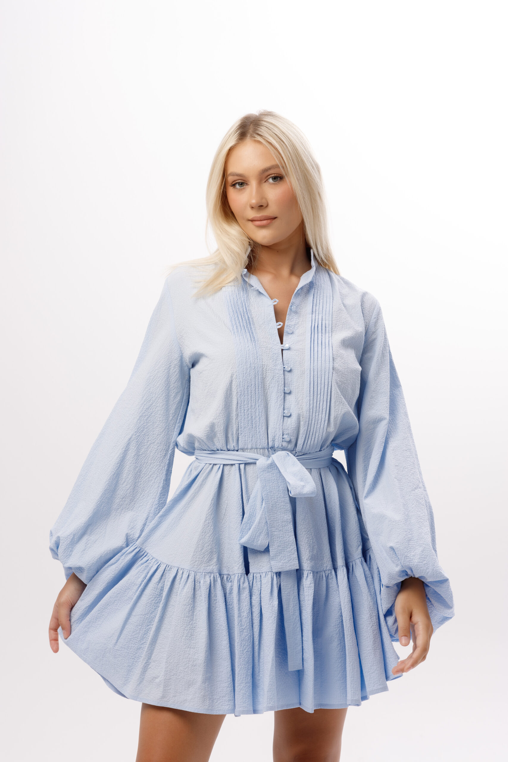 Sukienka „Błękitne Marzenie” w odcieniu jasnego błękitu z paskiem i falbaną