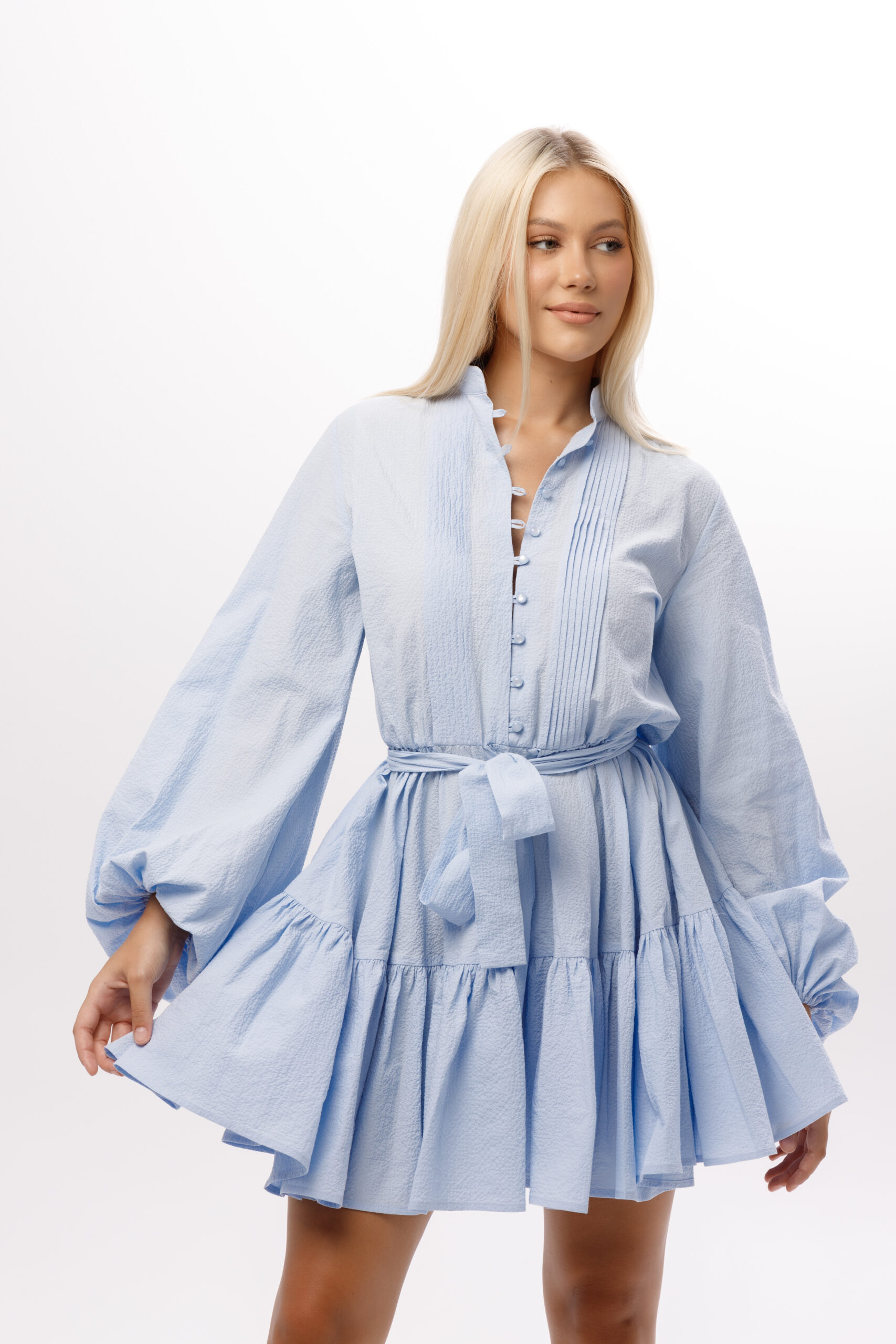 Sukienka „Błękitne Marzenie” w odcieniu jasnego błękitu z paskiem i falbaną