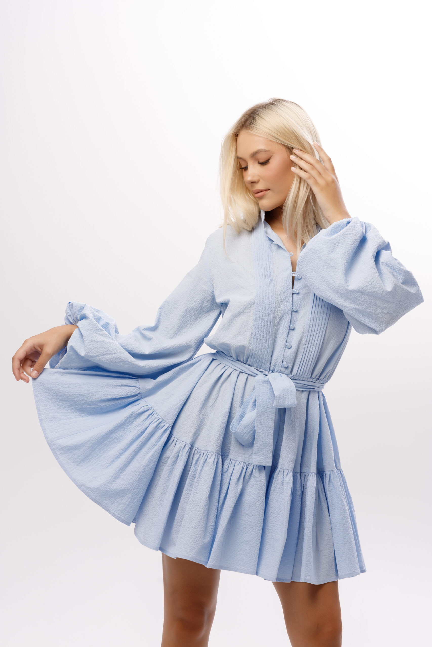 Sukienka „Błękitne Marzenie” w odcieniu jasnego błękitu z paskiem i falbaną