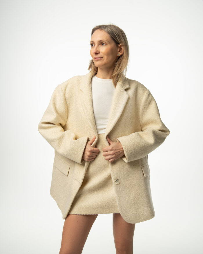 Komplet damski Bouclé Chic Elizka – marynarka i spódnica, widok z przodu