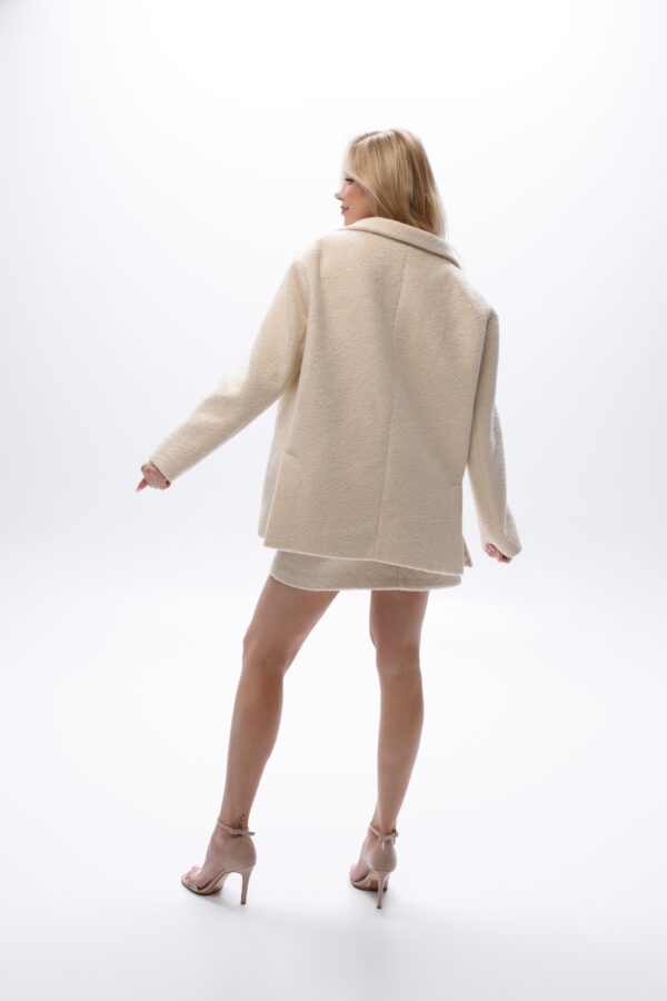 Komplet z tkaniny boucle – widok z tyłu: marynarka oversize i spódniczka mini