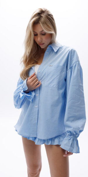 Zbliżenie na komplet z koszulą w paski i szortami z falbanką