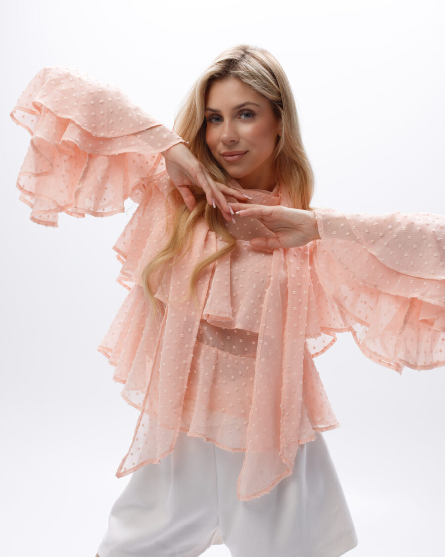 Bluzka szyfonowa z falbanami i kokardą w kolorze brzoskwiniowym pudrowym