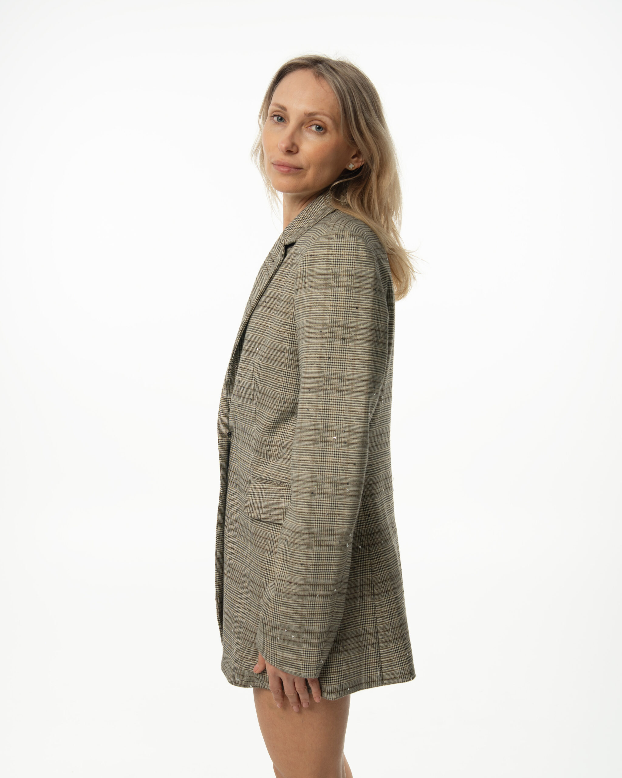 Komplet damski Urban Sparkle – marynarka i szorty, widok z boku