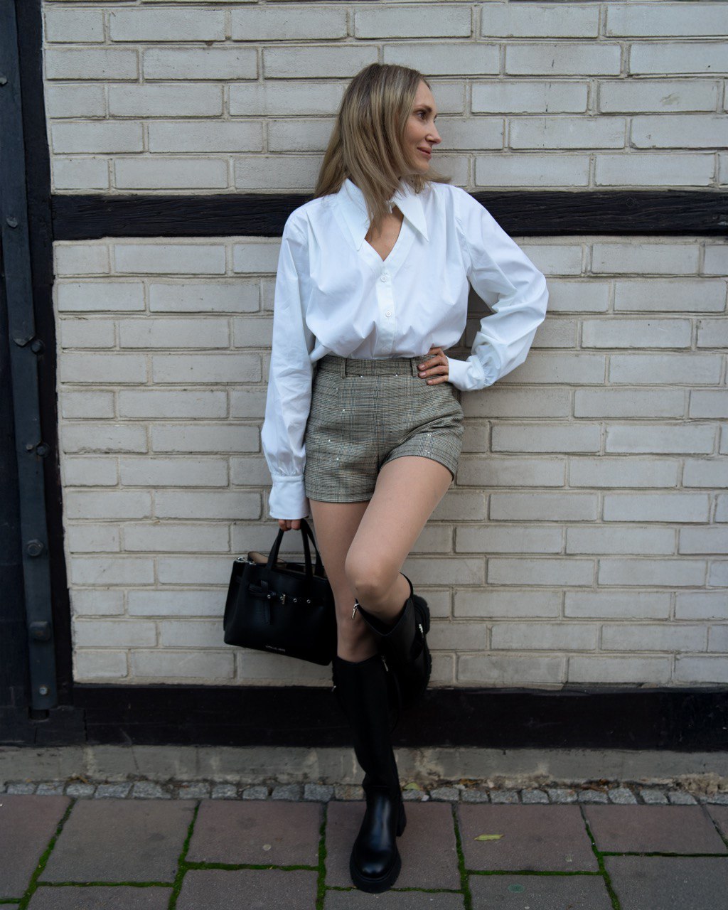 Eleganckie szorty w kratkę z cekinami Urban Sparkle – stylizacja z białą koszulą