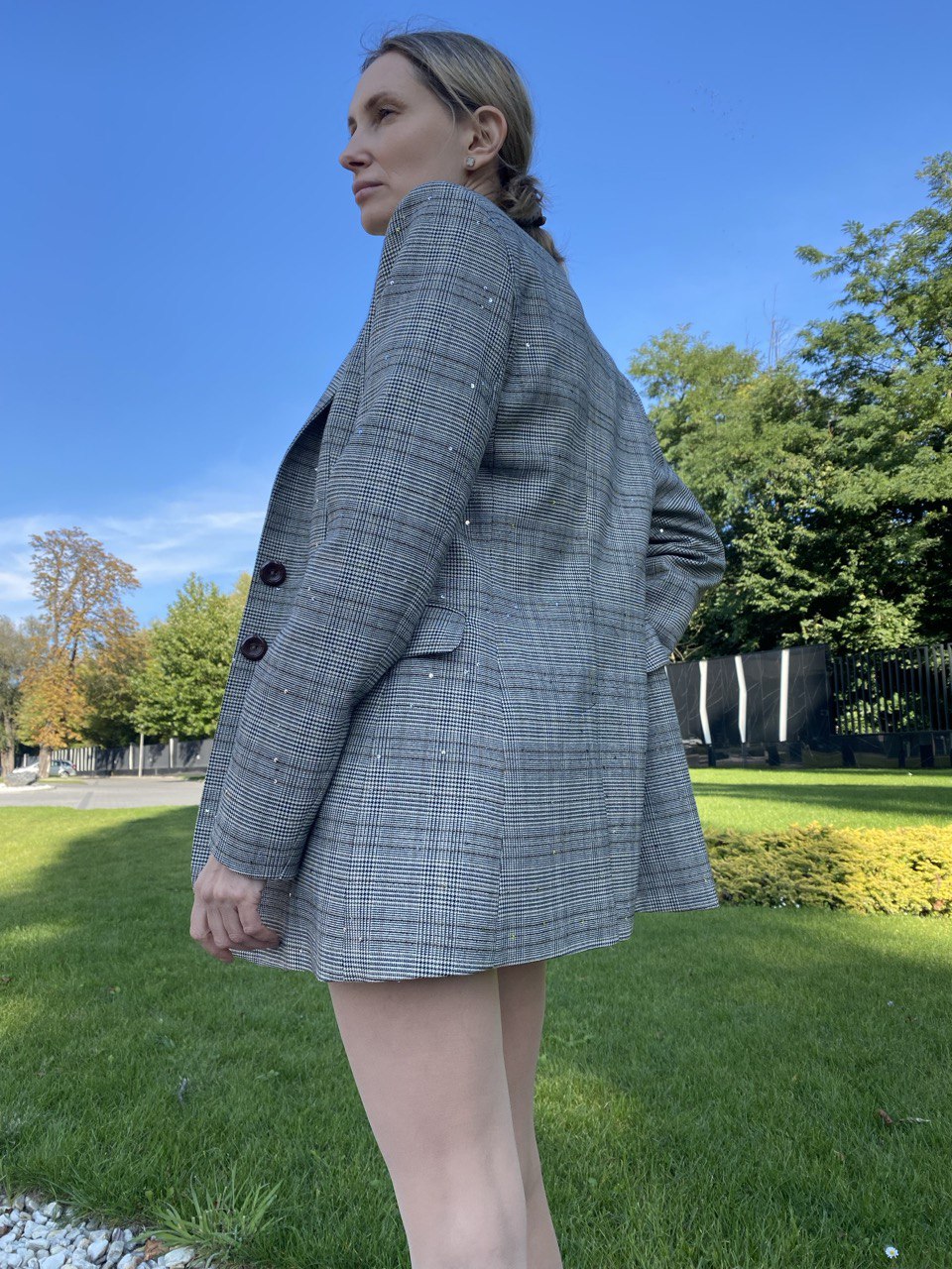 Marynarka Urban Sparkle marki Elizka w kratkę z cekinami – widok z boku