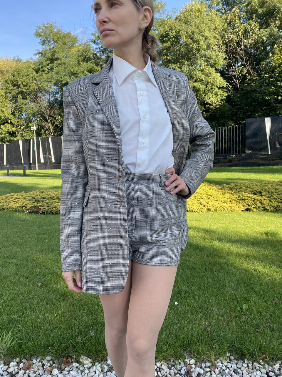 Elegancka marynarka Urban Sparkle marki Elizka w kratkę z cekinami – stylizacja z szortami, bok
