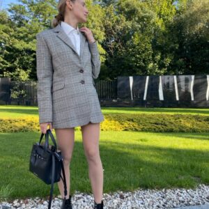 Elegancka marynarka damska Urban Sparkle marki Elizka w kratkę z cekinami – stylizacja z szortami, przód
