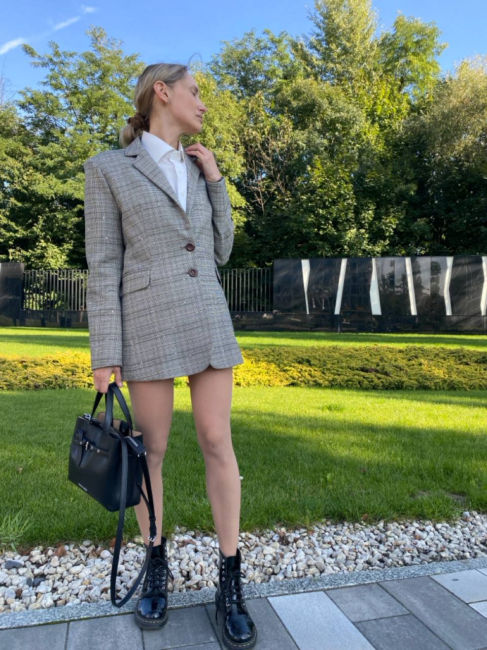 Elegancka marynarka damska Urban Sparkle marki Elizka w kratkę z cekinami – stylizacja z szortami, przód