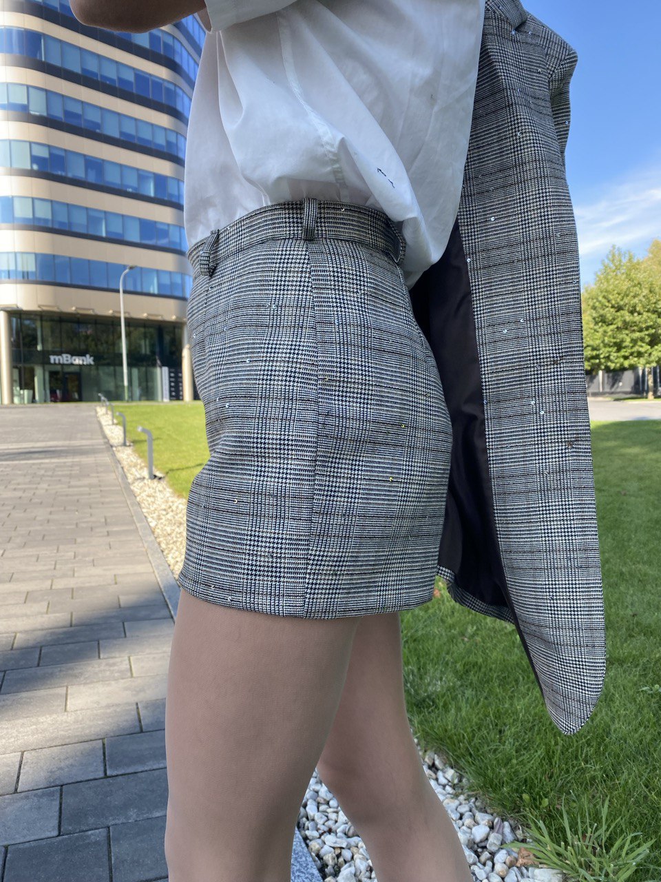 Szorty „Urban Sparkle” marki Elizka w kratkę z cekinami – widok z boku