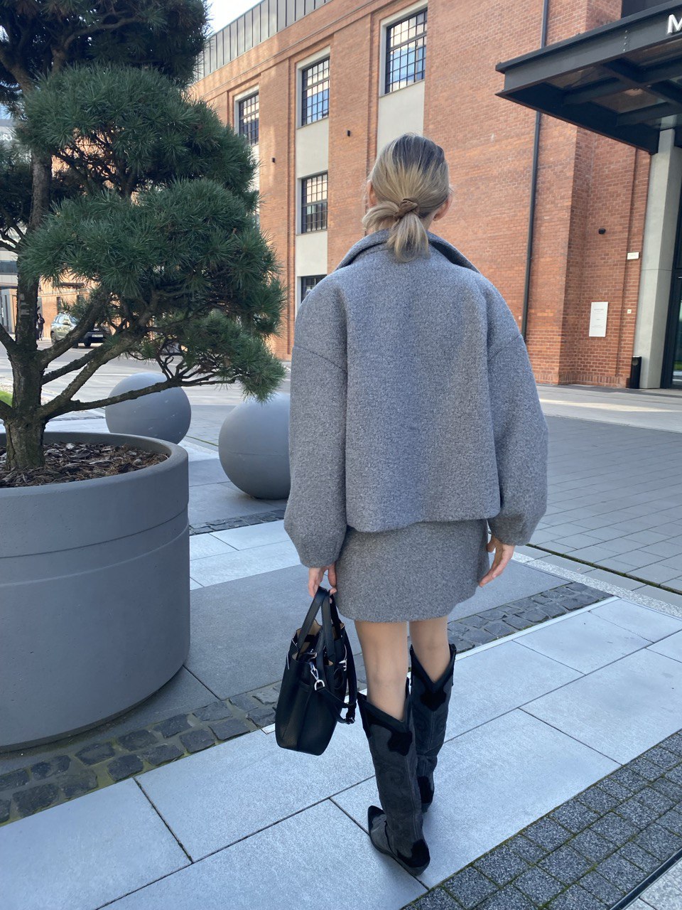 Tył szarej kurtki „City Mood” marki Elizka – minimalistyczny fason z wełną