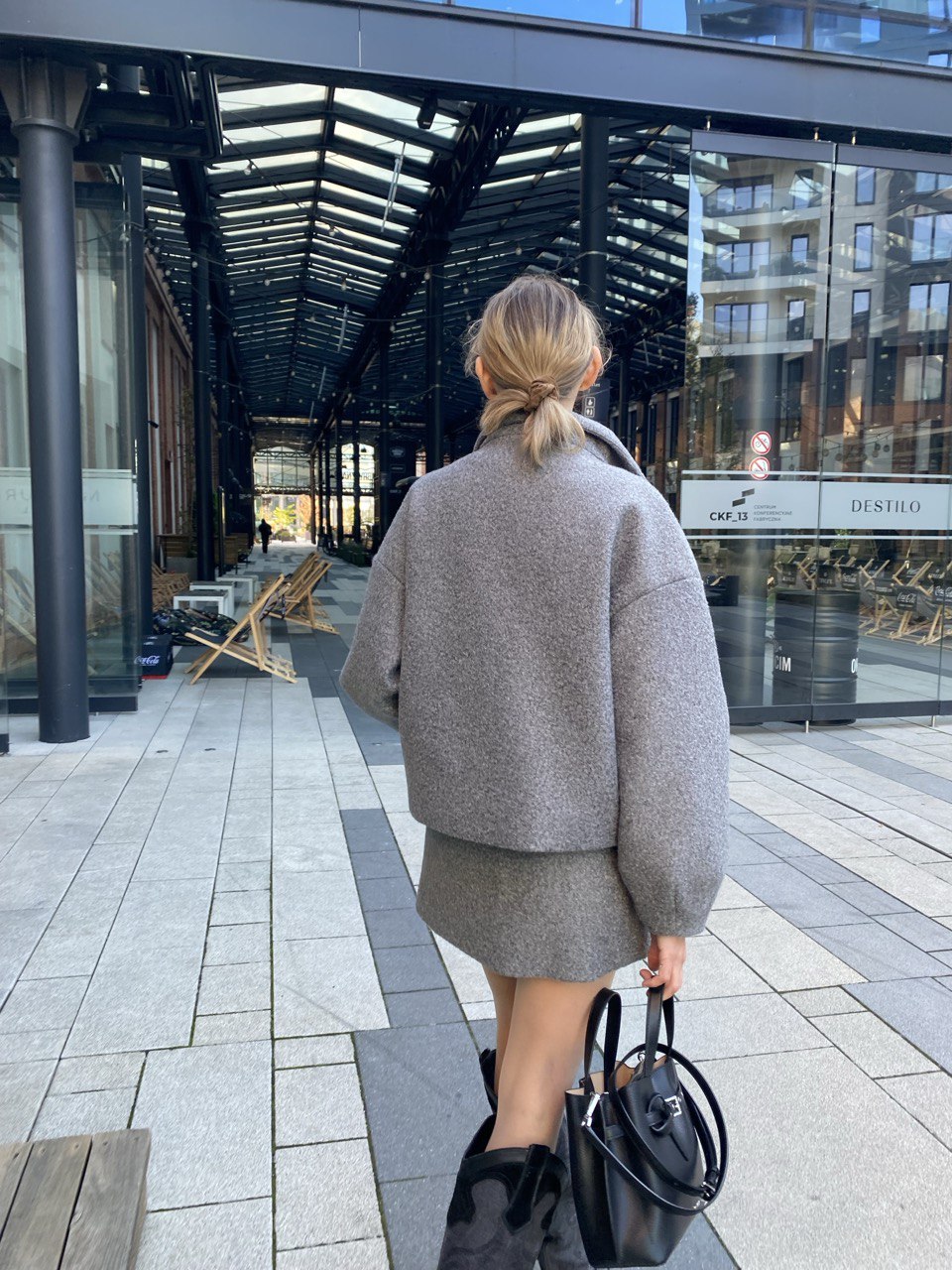 Tył szarej kurtki „City Mood” marki Elizka – minimalistyczny fason z wełną