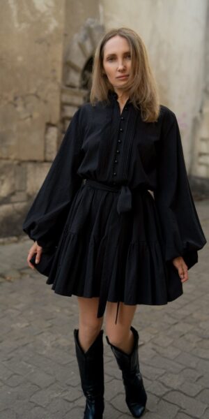 Sukienka Noir Éclat z wiskozy – czarna elegancka sukienka Elizka z bufiastymi rękawami i paskiem w talii