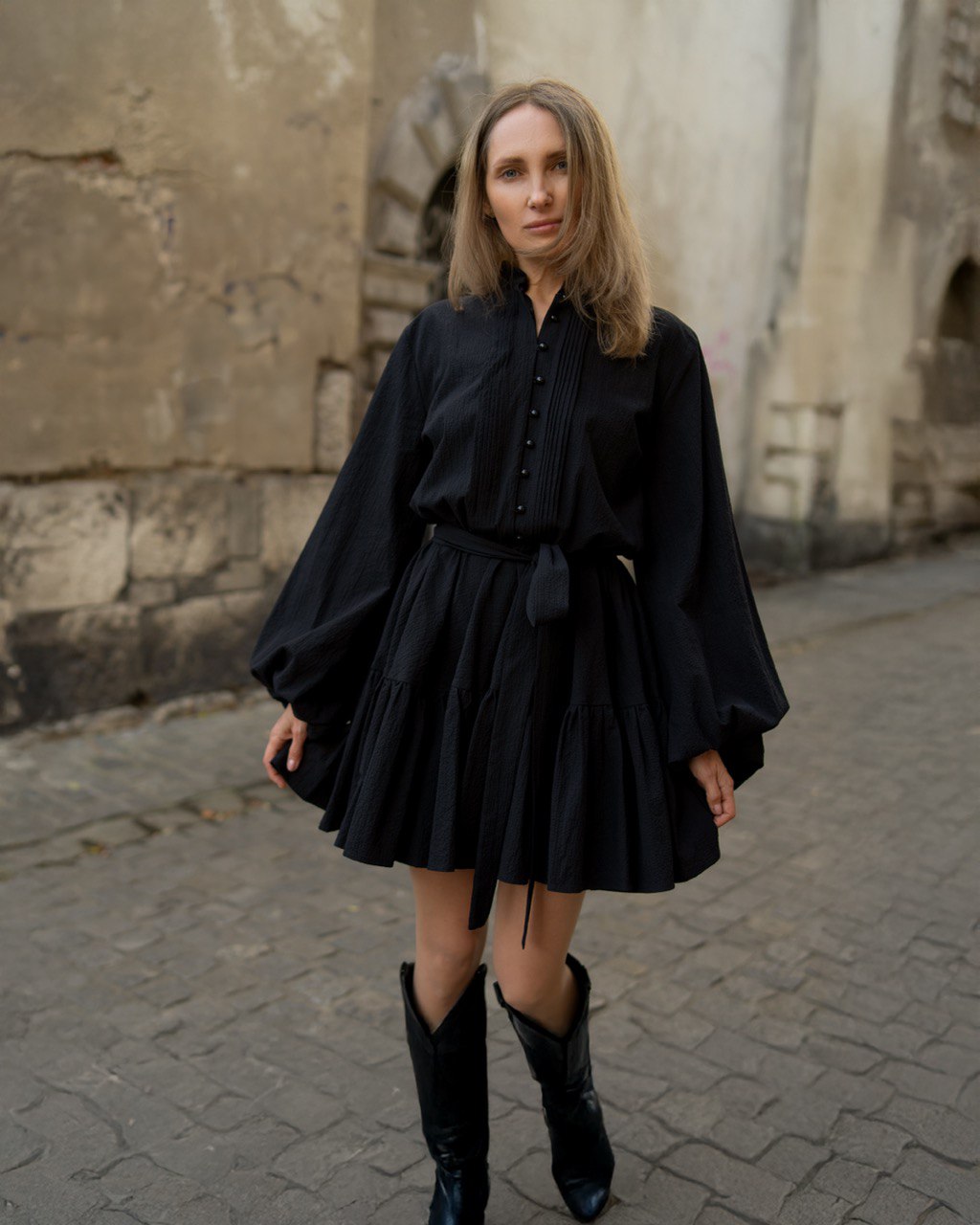 Sukienka Noir Éclat z wiskozy – czarna elegancka sukienka Elizka z bufiastymi rękawami i paskiem w talii