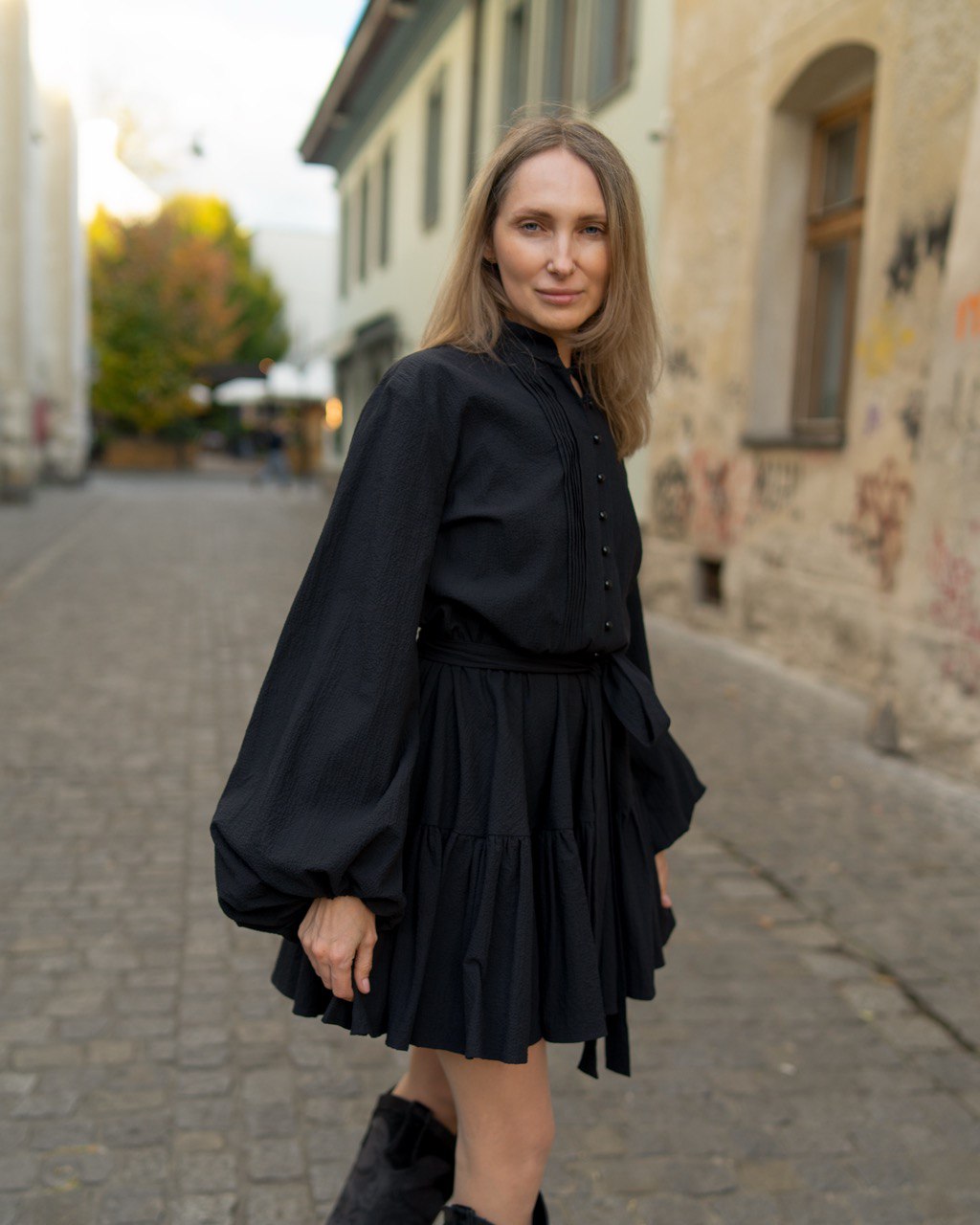 Czarna sukienka Noir Éclat z wiskozy – elegancki model Elizka z bufiastymi rękawami i paskiem w talii